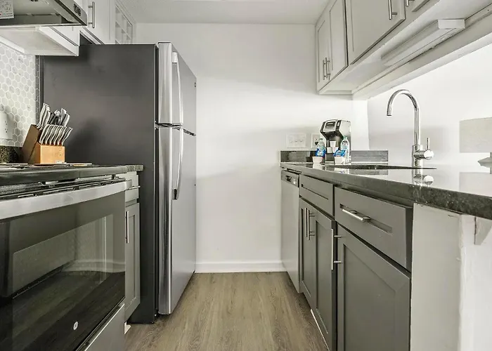 Landing Spectacular 1bd Pool Gym Apartment