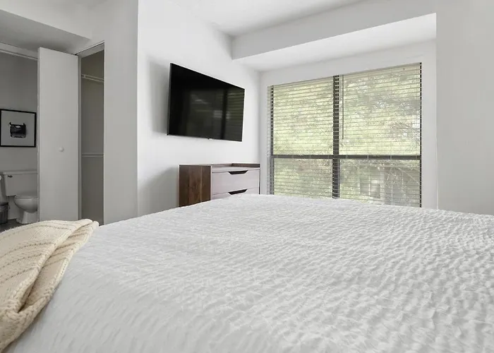 Landing Spectacular 1bd Pool Gym