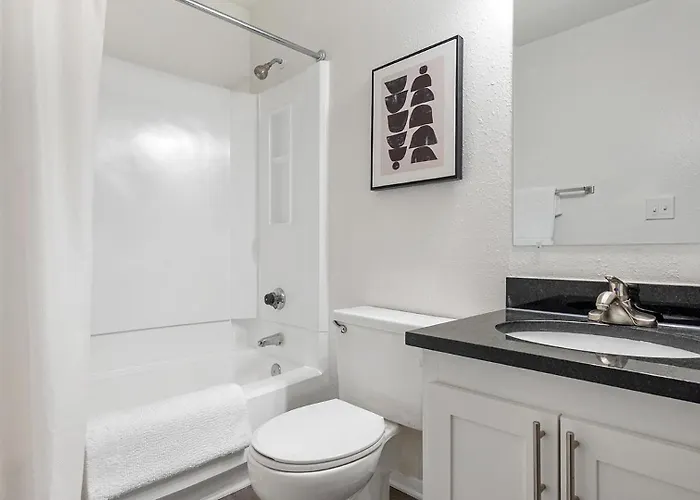 Landing Spectacular 1bd Pool Gym Apartment